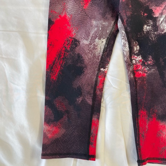 ALO YOGA Airbrush Capri Ruby Red Smoke Print lifting stretchy Medium - Picture 3 of 5